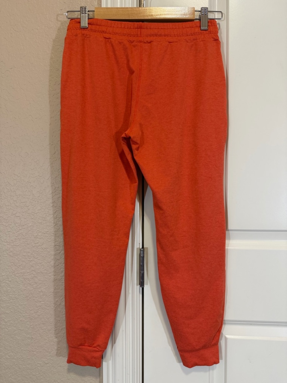 Vuori Women's Performance Jogger in Grapefruit Heather XS - Picture 6 of 10